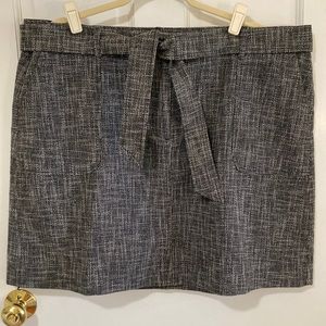 Loft plus size 18 skirt, black and white weave, lined, front patch pockets